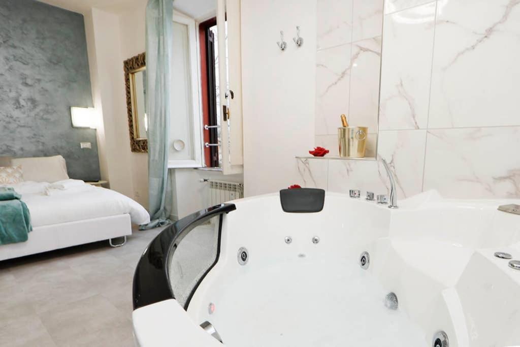 White Panoramic Jacuzzi Suite Trastevere - Top Collection Ρώμη Εξωτερικό φωτογραφία