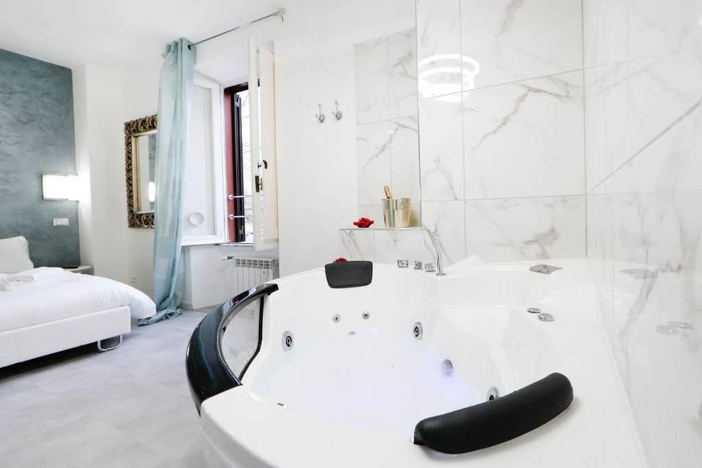 White Panoramic Jacuzzi Suite Trastevere - Top Collection Ρώμη Εξωτερικό φωτογραφία
