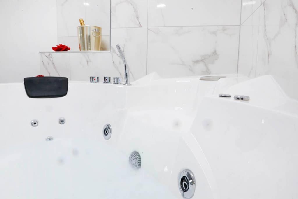 White Panoramic Jacuzzi Suite Trastevere - Top Collection Ρώμη Εξωτερικό φωτογραφία